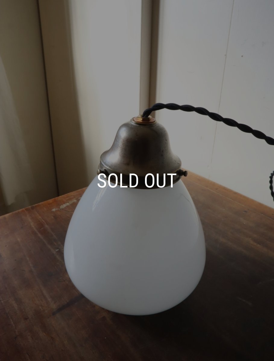 画像19: No.175　膨らみのある乳白ガラスのペンダントライト (19)