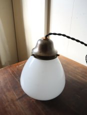 画像19: No.175　膨らみのある乳白ガラスのペンダントライト (19)