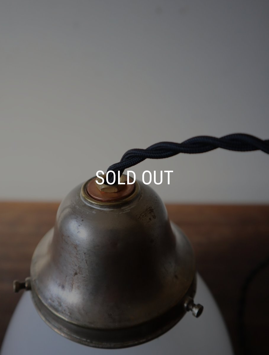 画像22: No.175　膨らみのある乳白ガラスのペンダントライト (22)