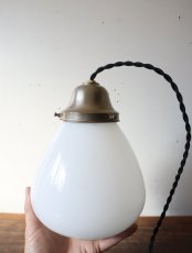 画像20: No.175　膨らみのある乳白ガラスのペンダントライト (20)