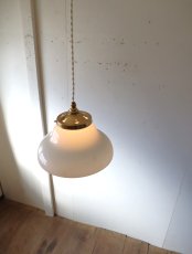 画像1: No.176　円盤型乳白ガラスのペンダントライト (1)