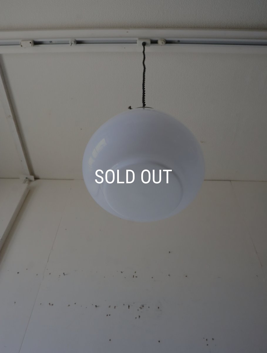 画像18: No.175　膨らみのある乳白ガラスのペンダントライト (18)