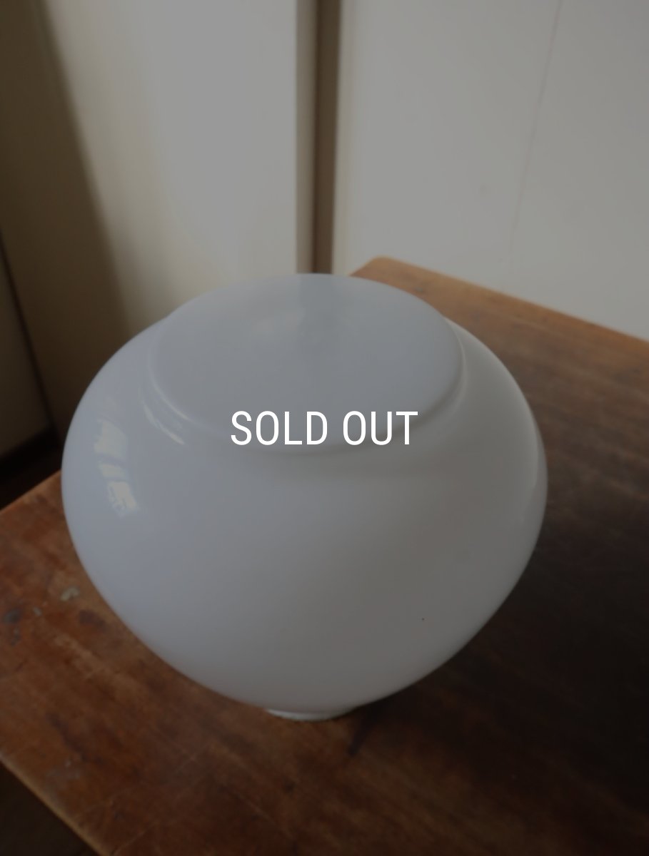 画像26: No.175　膨らみのある乳白ガラスのペンダントライト (26)