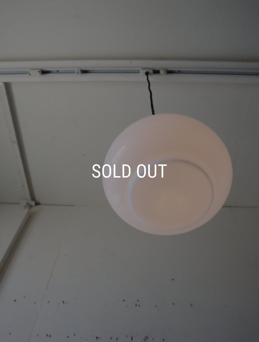 画像9: No.175　膨らみのある乳白ガラスのペンダントライト (9)