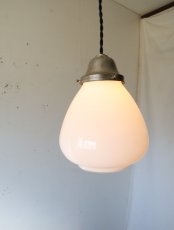 画像4: No.175　膨らみのある乳白ガラスのペンダントライト (4)