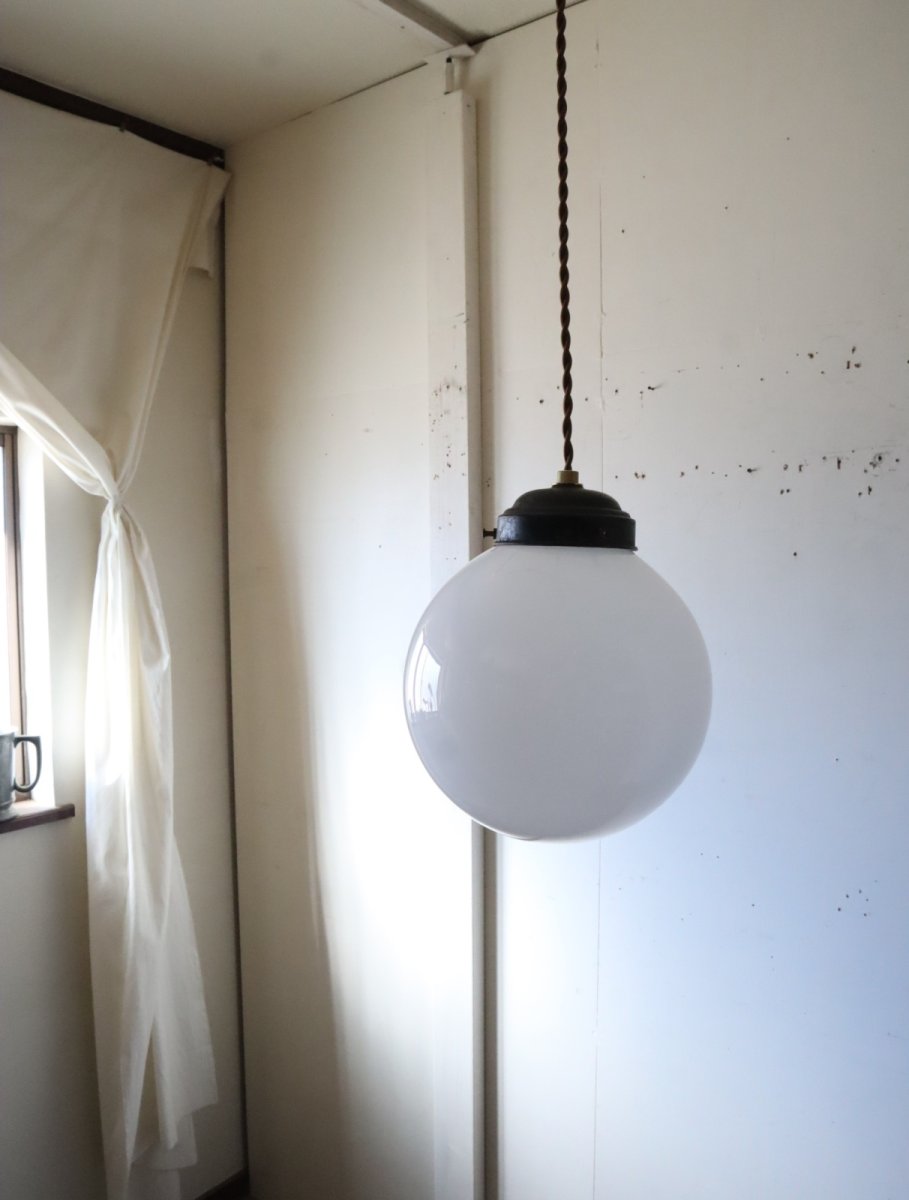 画像12: No.178　丸型乳白ガラスのペンダントライト (12)