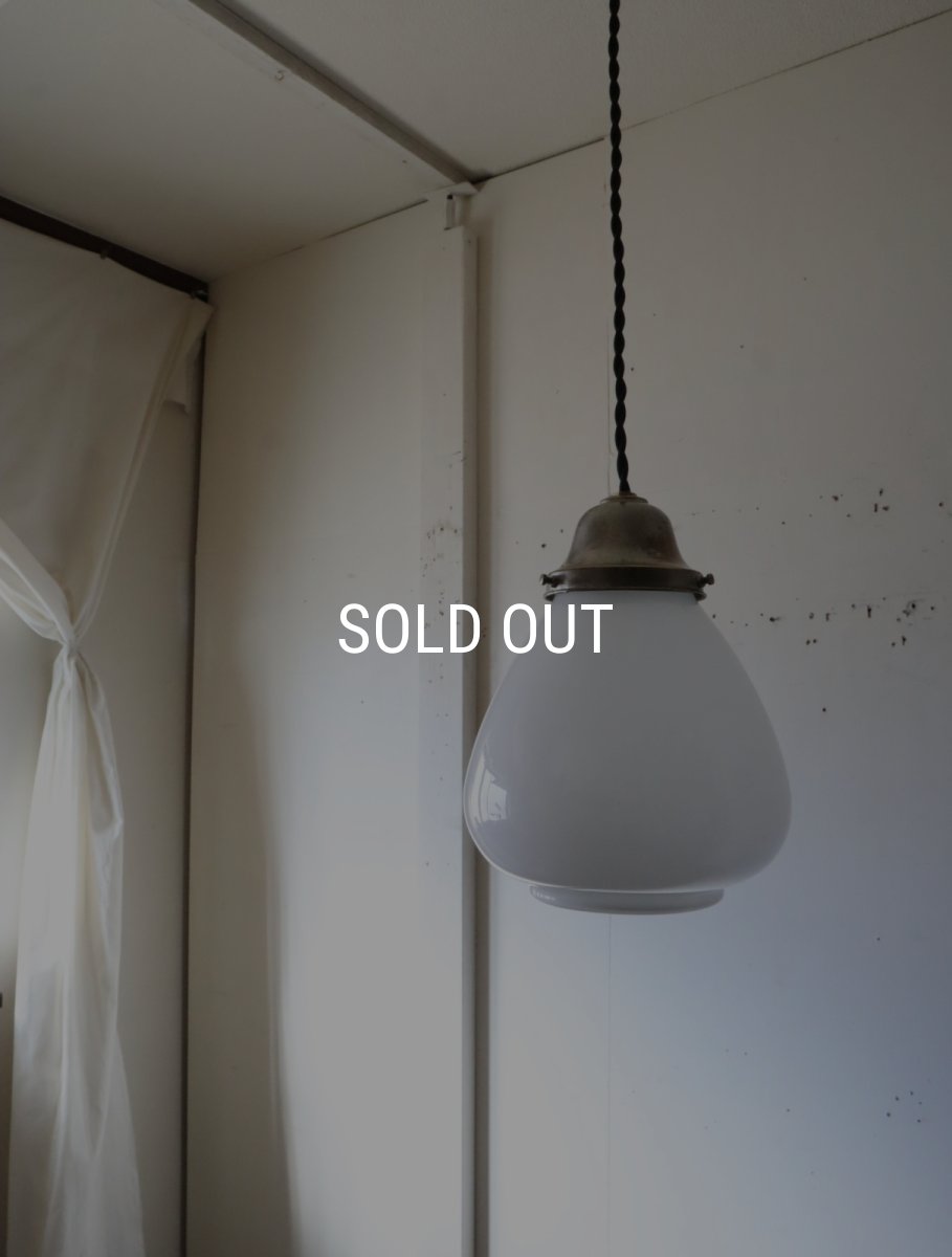 画像13: No.175　膨らみのある乳白ガラスのペンダントライト (13)