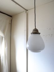 画像13: No.175　膨らみのある乳白ガラスのペンダントライト (13)