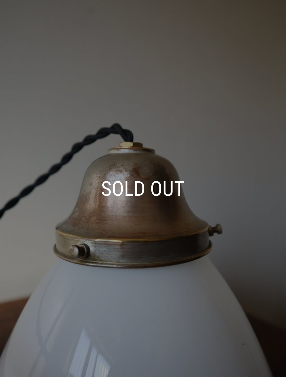 画像23: No.175　膨らみのある乳白ガラスのペンダントライト (23)