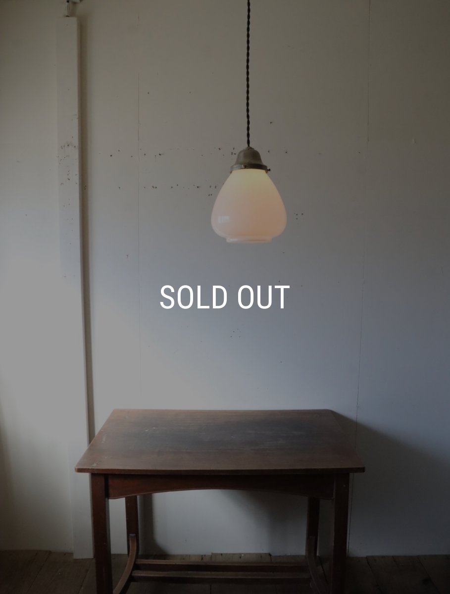 画像3: No.175　膨らみのある乳白ガラスのペンダントライト (3)