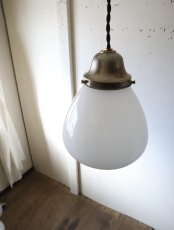 画像16: No.175　膨らみのある乳白ガラスのペンダントライト (16)