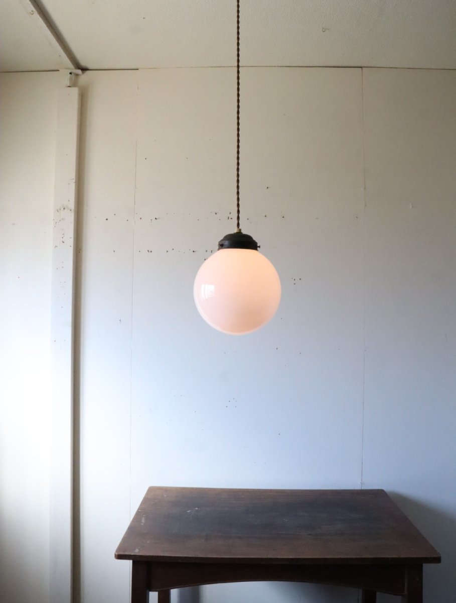 画像1: No.178　丸型乳白ガラスのペンダントライト (1)
