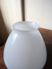 画像27: No.175　膨らみのある乳白ガラスのペンダントライト (27)