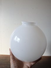 画像18: No.178　丸型乳白ガラスのペンダントライト (18)