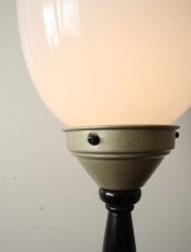 画像21: No.185　乳白ガラスのグローブ付きスタンドライト (21)