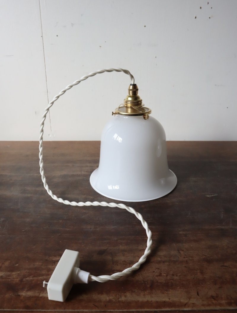 画像1: No.219　ベル型乳白ガラスのペンダントライト(コード白色)