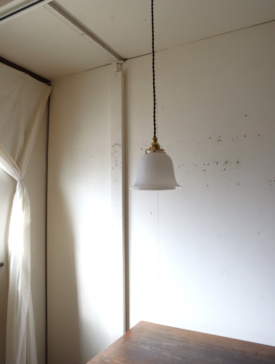 画像9: No.220　ベル型乳白ガラスのペンダントライト(コード黒色) (9)