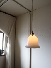 画像2: No.219　ベル型乳白ガラスのペンダントライト(コード白色) (2)