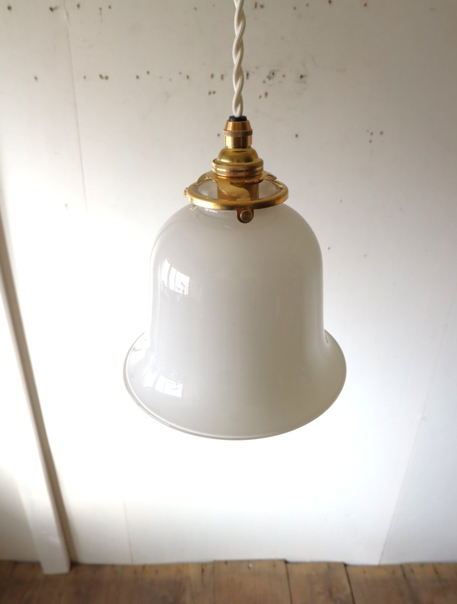 画像16: No.219　ベル型乳白ガラスのペンダントライト(コード白色) (16)