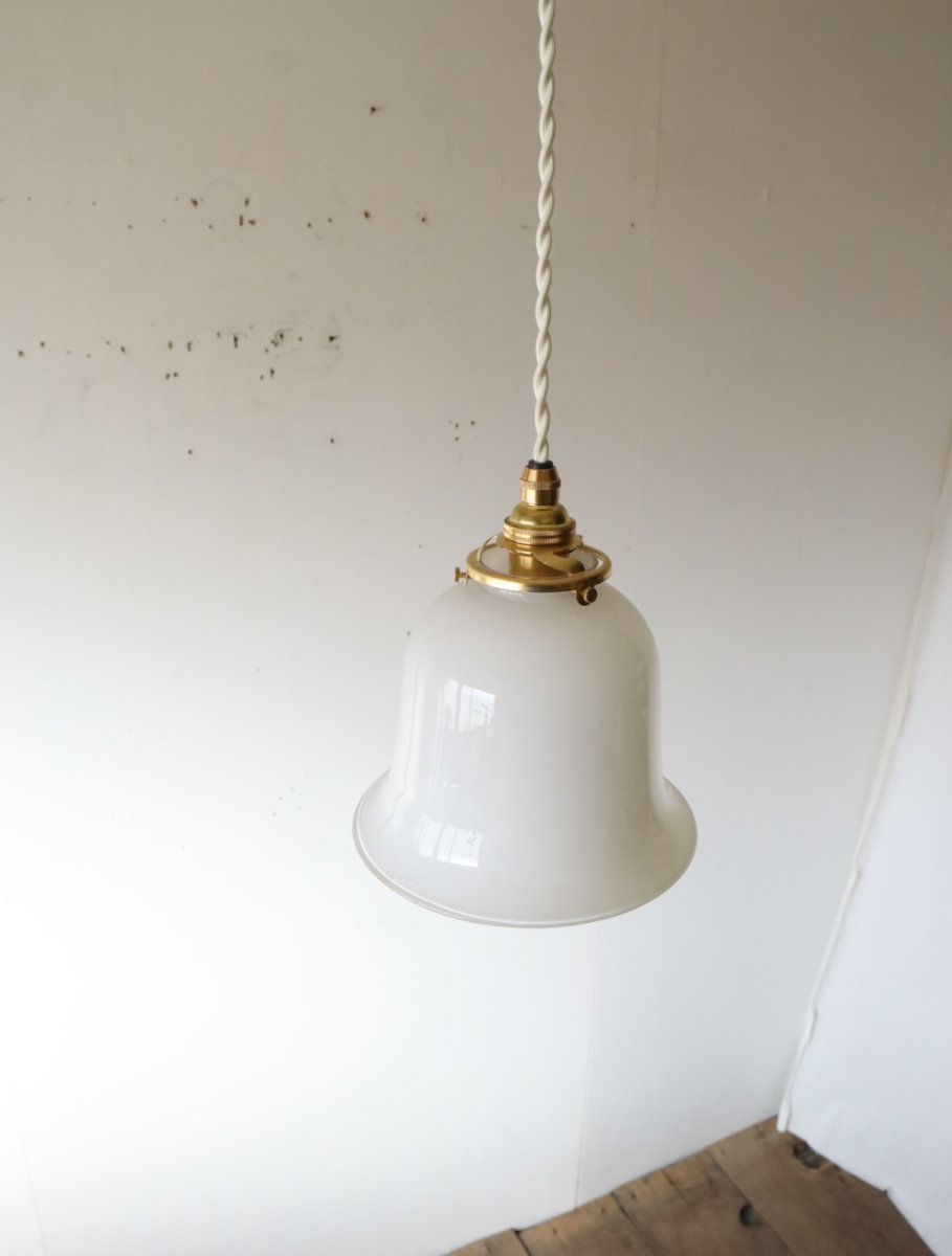 画像15: No.219　ベル型乳白ガラスのペンダントライト(コード白色) (15)