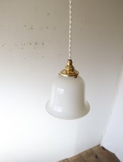 画像15: No.219　ベル型乳白ガラスのペンダントライト(コード白色) (15)