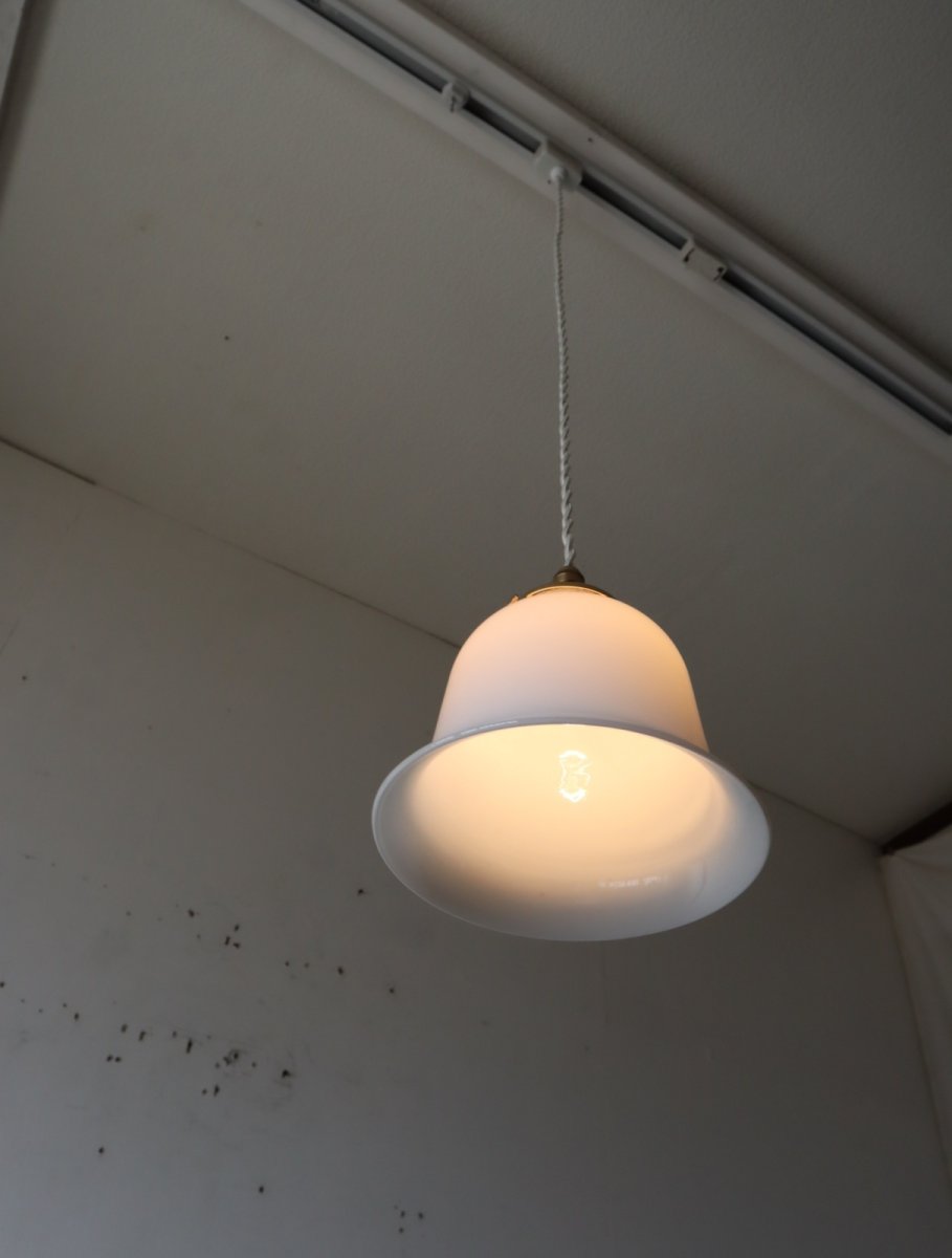 画像8: No.219　ベル型乳白ガラスのペンダントライト(コード白色) (8)