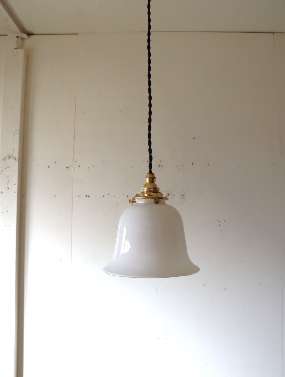 画像10: No.220　ベル型乳白ガラスのペンダントライト(コード黒色) (10)