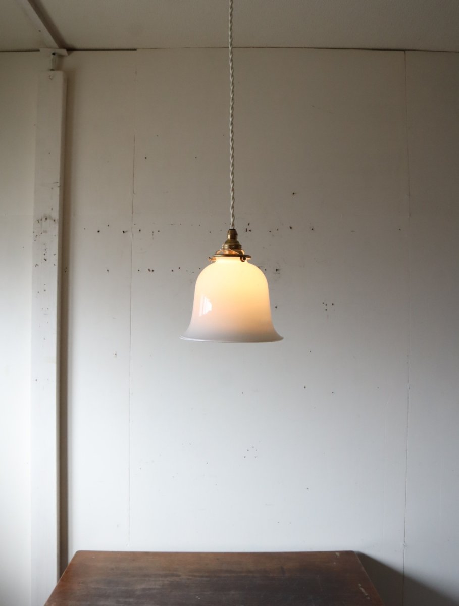 画像1: No.219　ベル型乳白ガラスのペンダントライト(コード白色) (1)