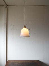画像1: No.219　ベル型乳白ガラスのペンダントライト(コード白色) (1)
