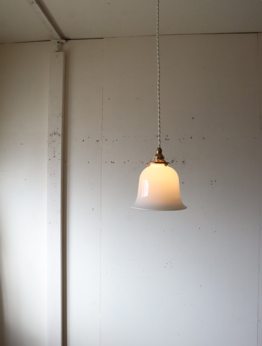 画像3: No.219　ベル型乳白ガラスのペンダントライト(コード白色) (3)