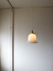 画像3: No.219　ベル型乳白ガラスのペンダントライト(コード白色) (3)