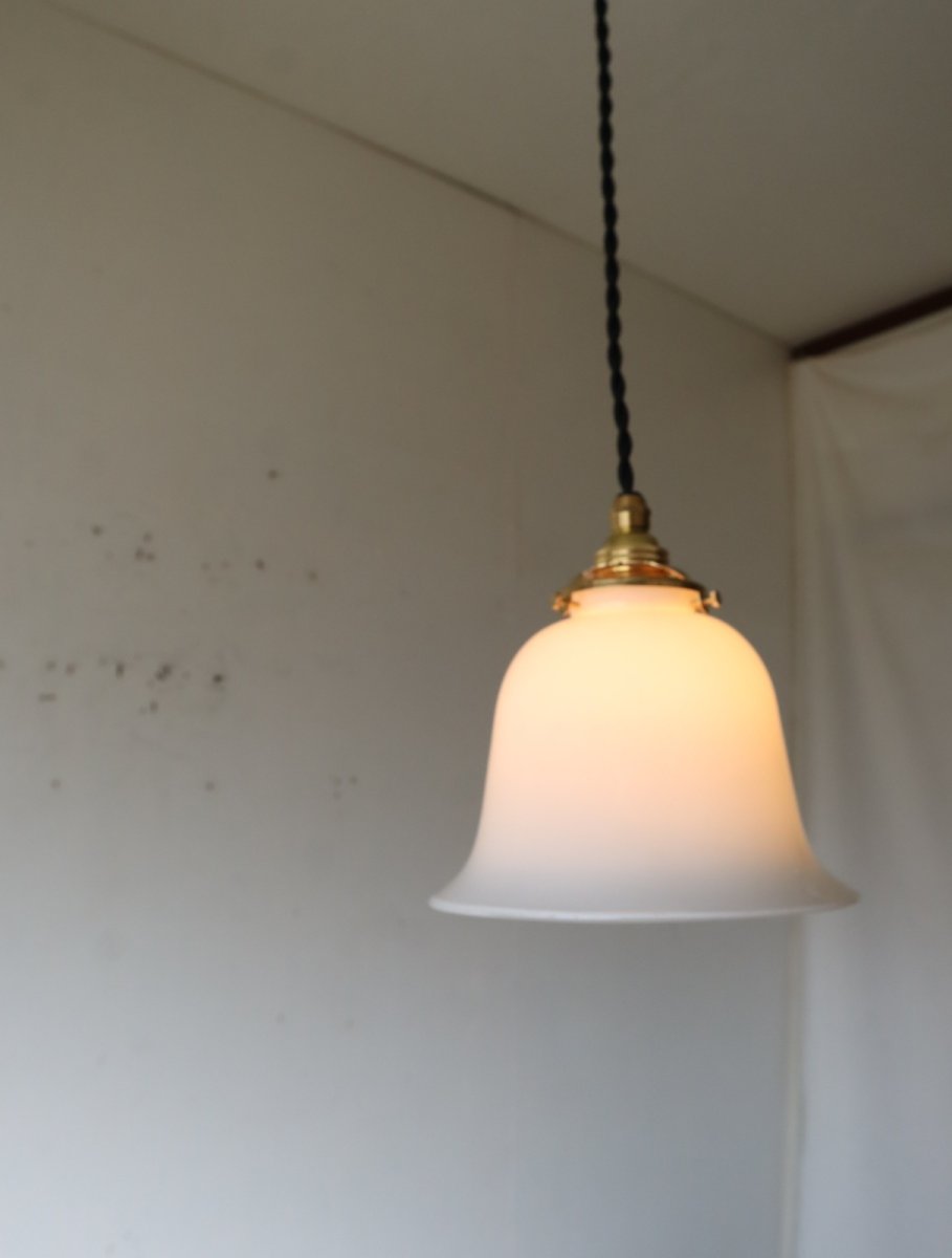 画像3: No.220　ベル型乳白ガラスのペンダントライト(コード黒色) (3)