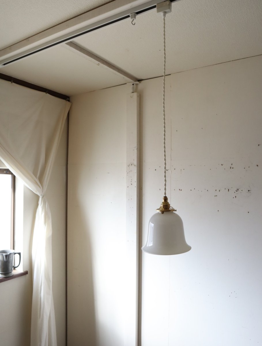 画像12: No.219　ベル型乳白ガラスのペンダントライト(コード白色) (12)