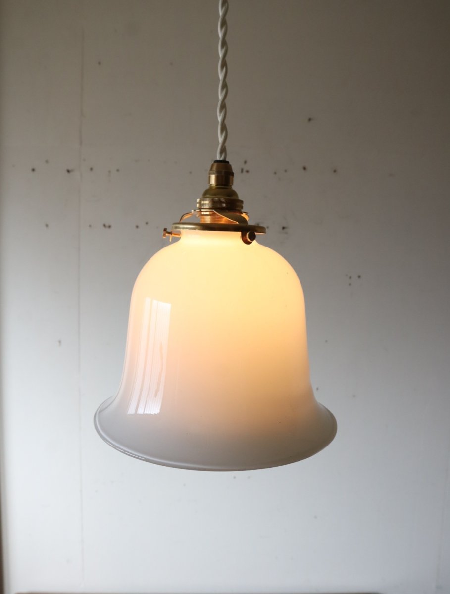 画像5: No.219　ベル型乳白ガラスのペンダントライト(コード白色) (5)