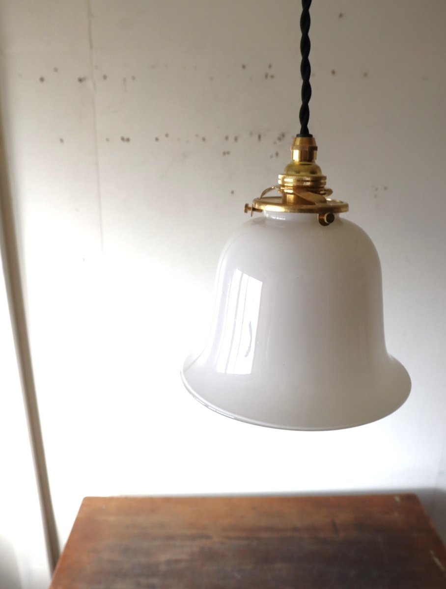 画像11: No.220　ベル型乳白ガラスのペンダントライト(コード黒色) (11)