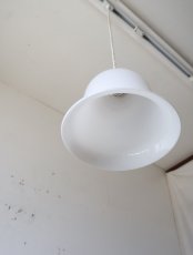 画像17: No.219　ベル型乳白ガラスのペンダントライト(コード白色) (17)
