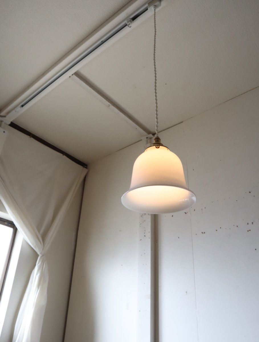 画像7: No.219　ベル型乳白ガラスのペンダントライト(コード白色) (7)