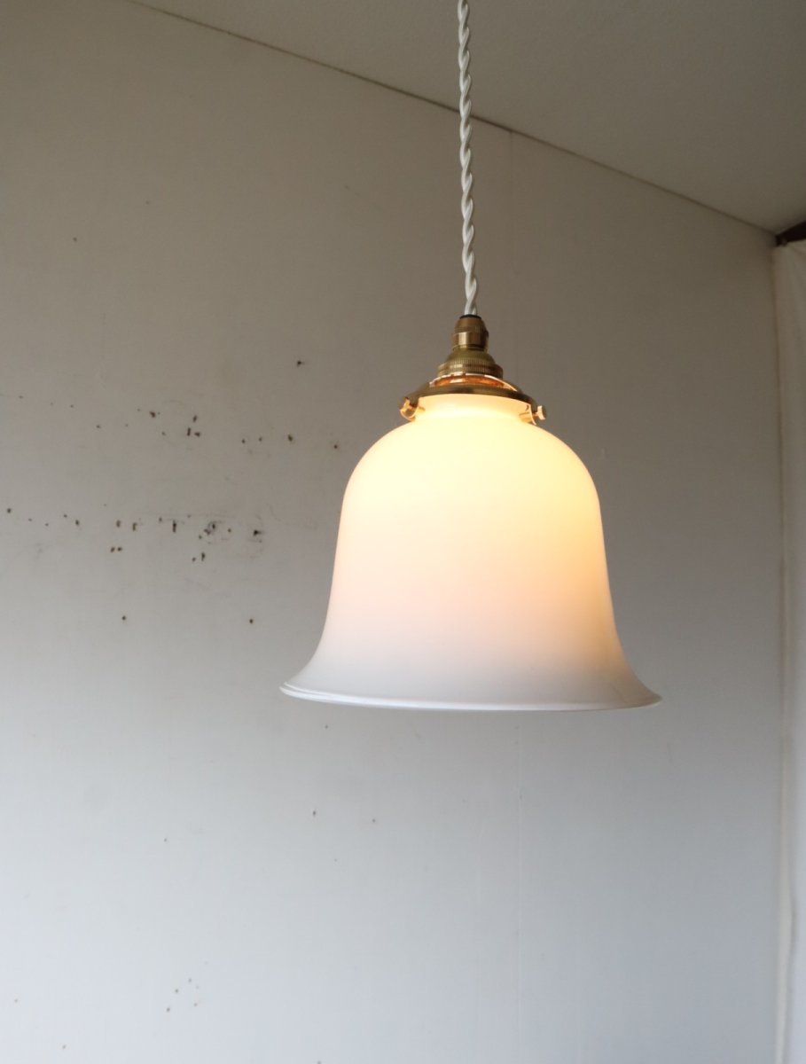 画像6: No.219　ベル型乳白ガラスのペンダントライト(コード白色) (6)
