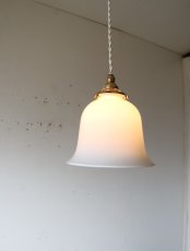 画像6: No.219　ベル型乳白ガラスのペンダントライト(コード白色) (6)