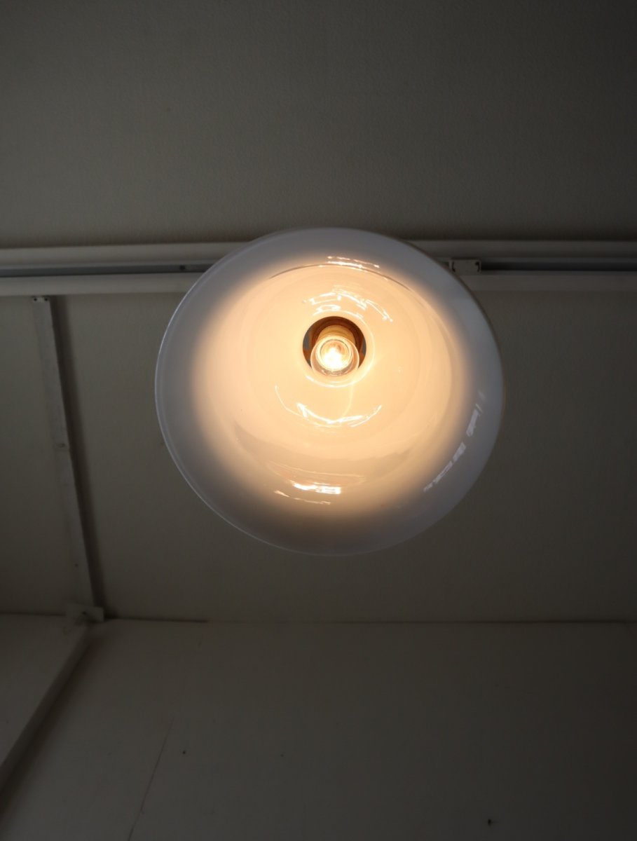 画像10: No.219　ベル型乳白ガラスのペンダントライト(コード白色) (10)