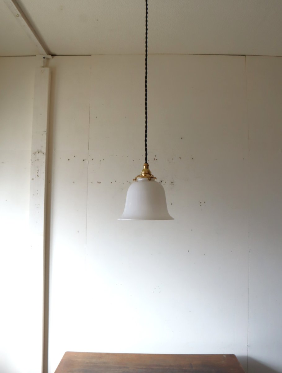 画像8: No.220　ベル型乳白ガラスのペンダントライト(コード黒色) (8)