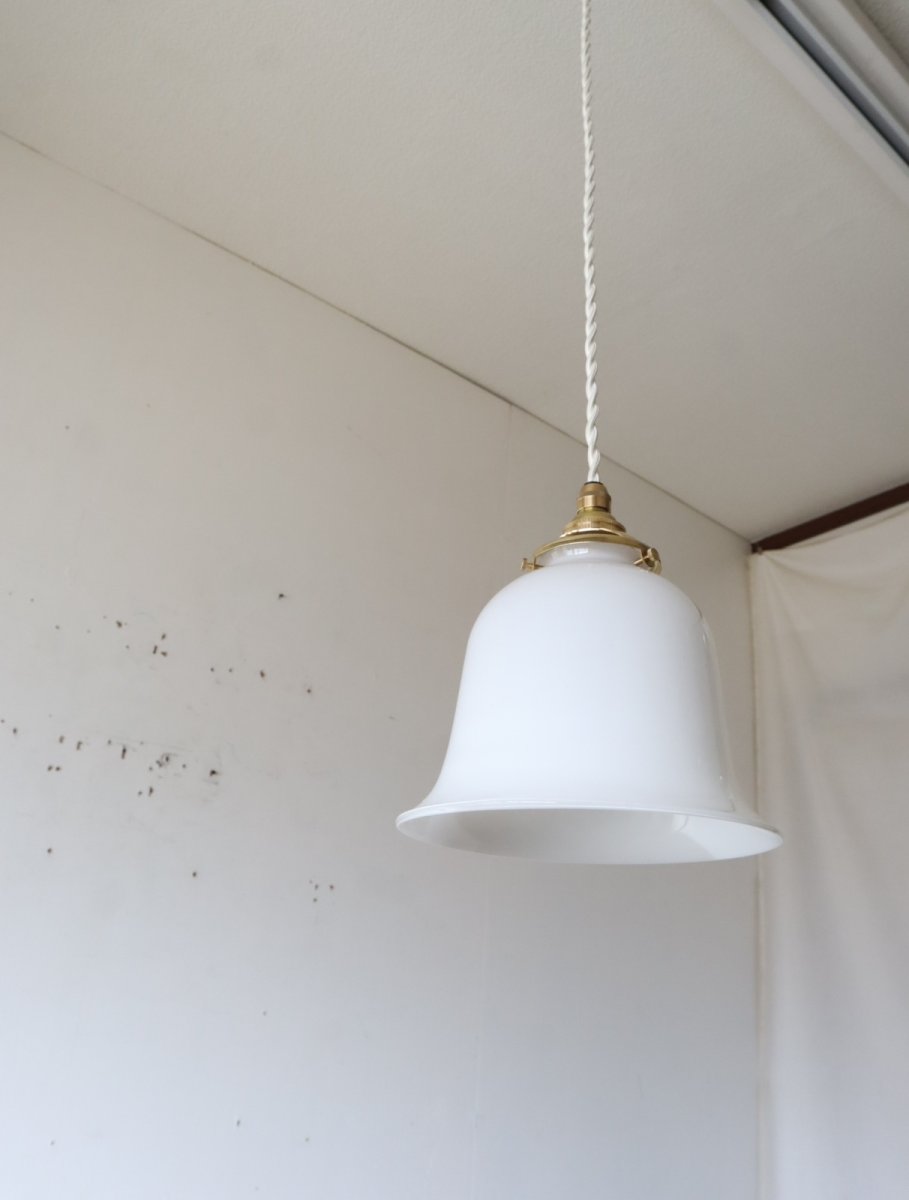 画像14: No.219　ベル型乳白ガラスのペンダントライト(コード白色) (14)